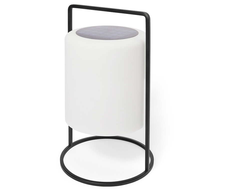 Cylindryczna, biała lampa z szarym, kratkowanym blatem stoi w czarnej metalowej ramie.