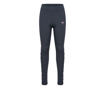Ciemnoszare legginsy hummel® „HMLJR AOP Gym Tights” z różowym logo na lewym udzie i wzorem w jodełkę po bokach.