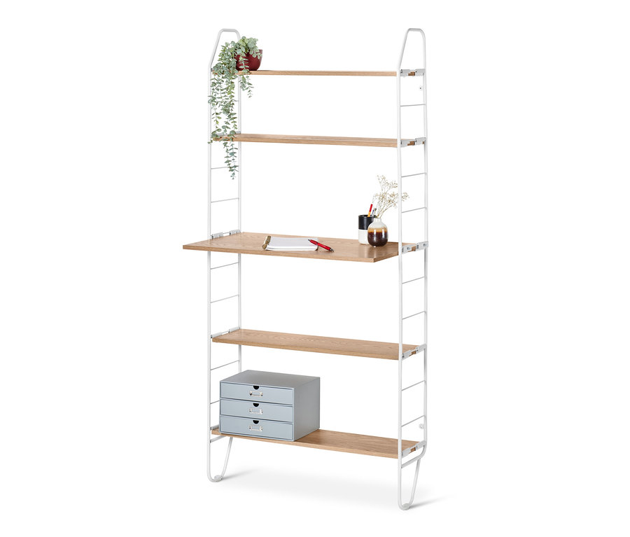 Regał ścienny z blatem, na którym leżą notatnik i długopis. Na górnych półkach stoi kwiat i wazon.