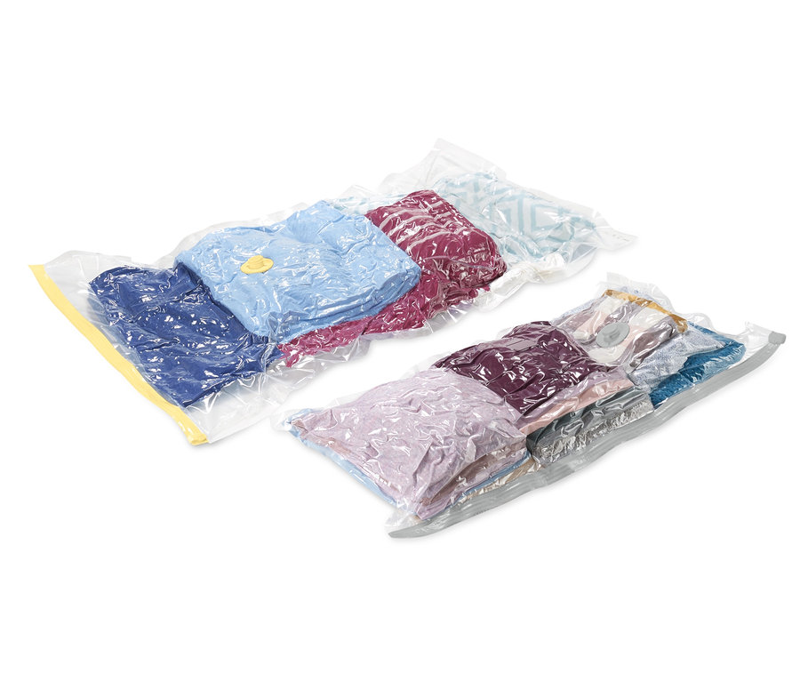 Dwa próżniowe worki do przechowywania z ubraniami w środku.