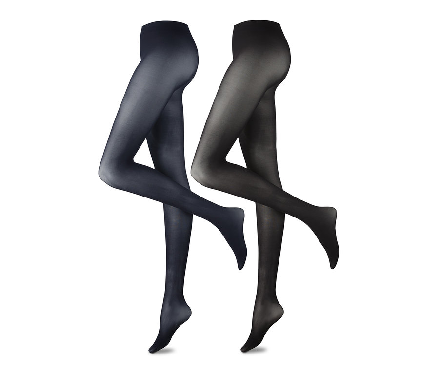 Dwie pary rajstop na białym tle.