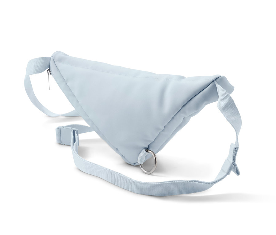Jasnoniebieska torba na ramię 2 w 1 leży na białym tle.