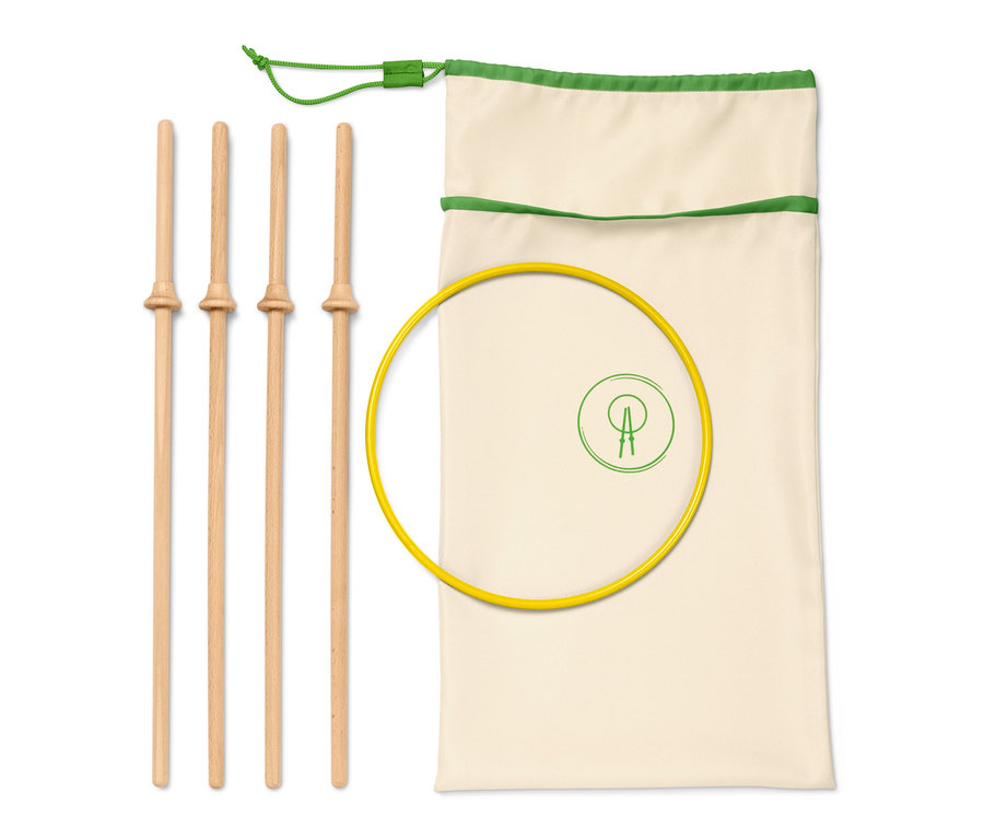 Zestaw gry Latający dysk z płóciennym workiem i drewnianymi patykami.