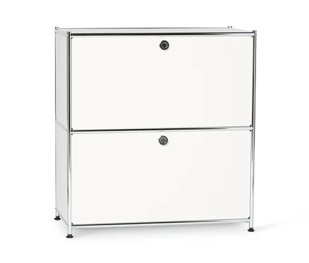 Metalowa szafka typu sideboard »CN3«, niska z komorami z klapami, biała, stoi na białym tle.