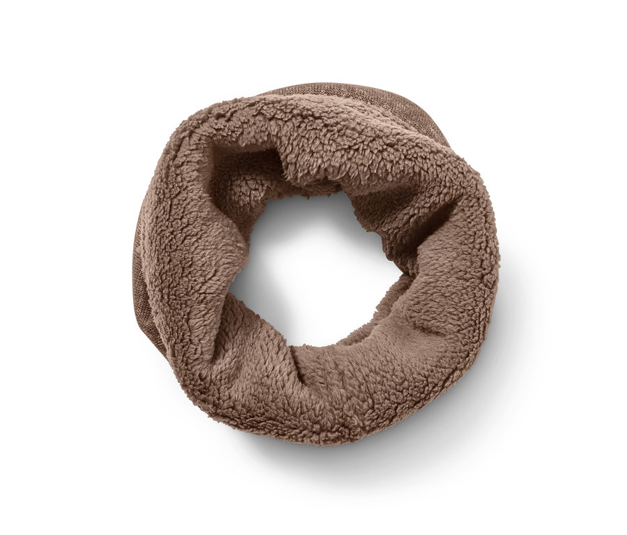 Brązowy szalik z dzianiny polarowej leży.