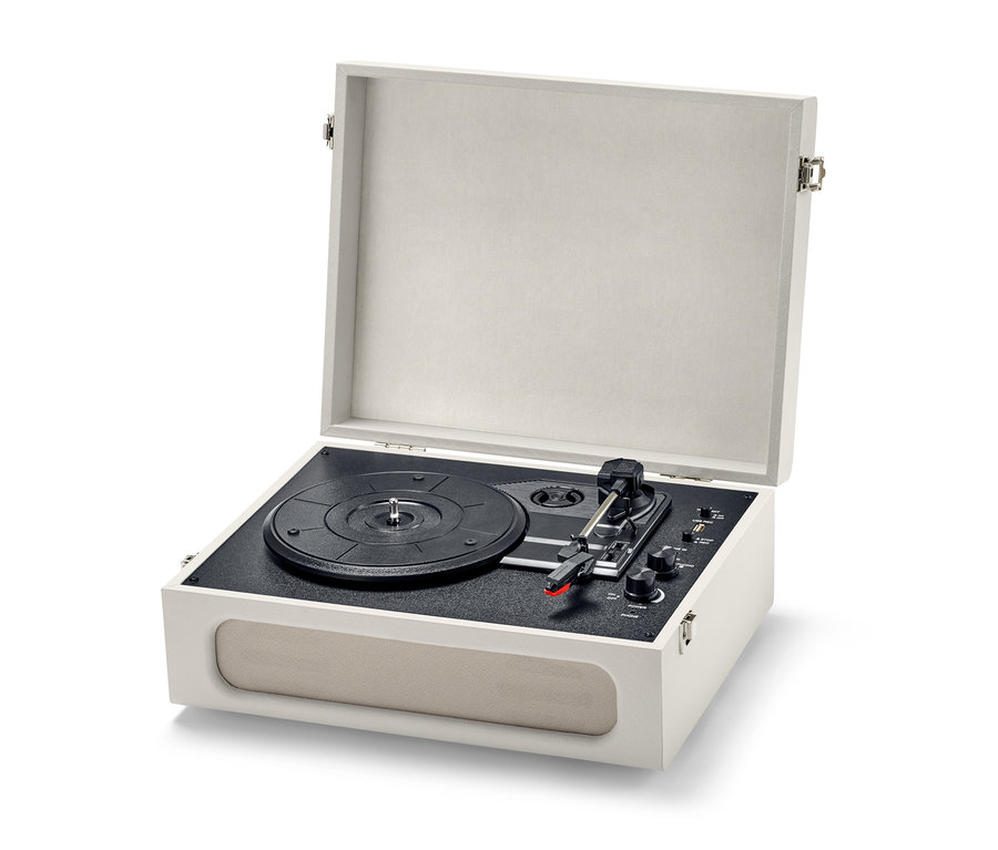Otwarty, biały, przenośny gramofon retro z funkcją Bluetooth®. Gramofon jest gotowy do odtwarzania płyt.