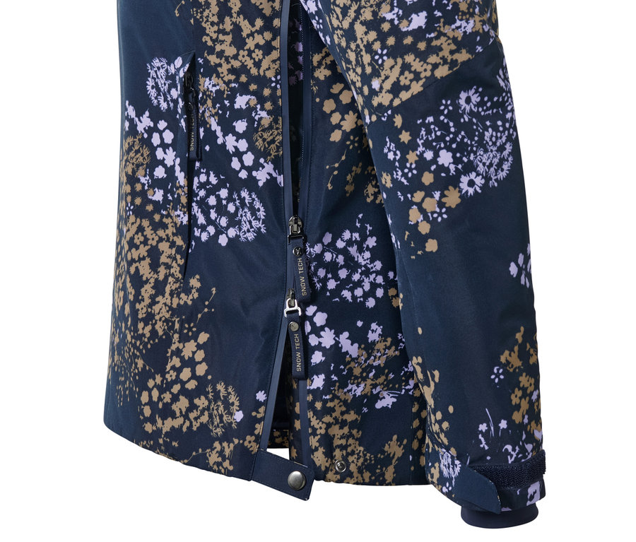 Szczegół kurtki narciarskiej z krótkim zamkiem błyskawicznym, z kwiatowym wzorem.