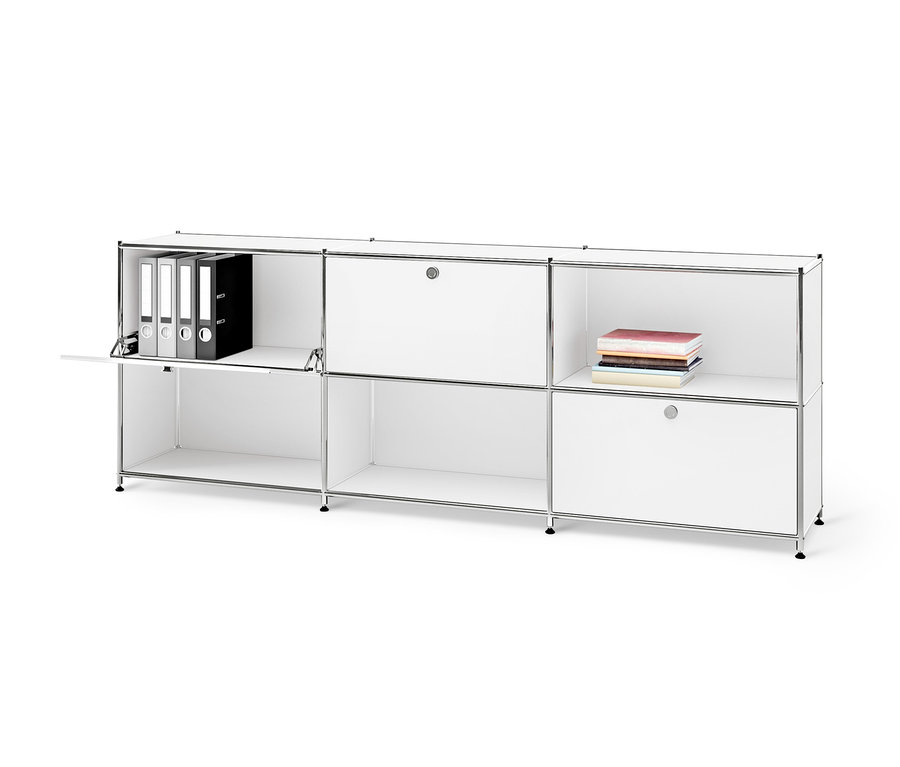 Biała metalowa szafka typu sideboard »CN3« z 3 przesuwnymi przegródkami z klapami, z otwartą szafką z segregatorami i książkami.