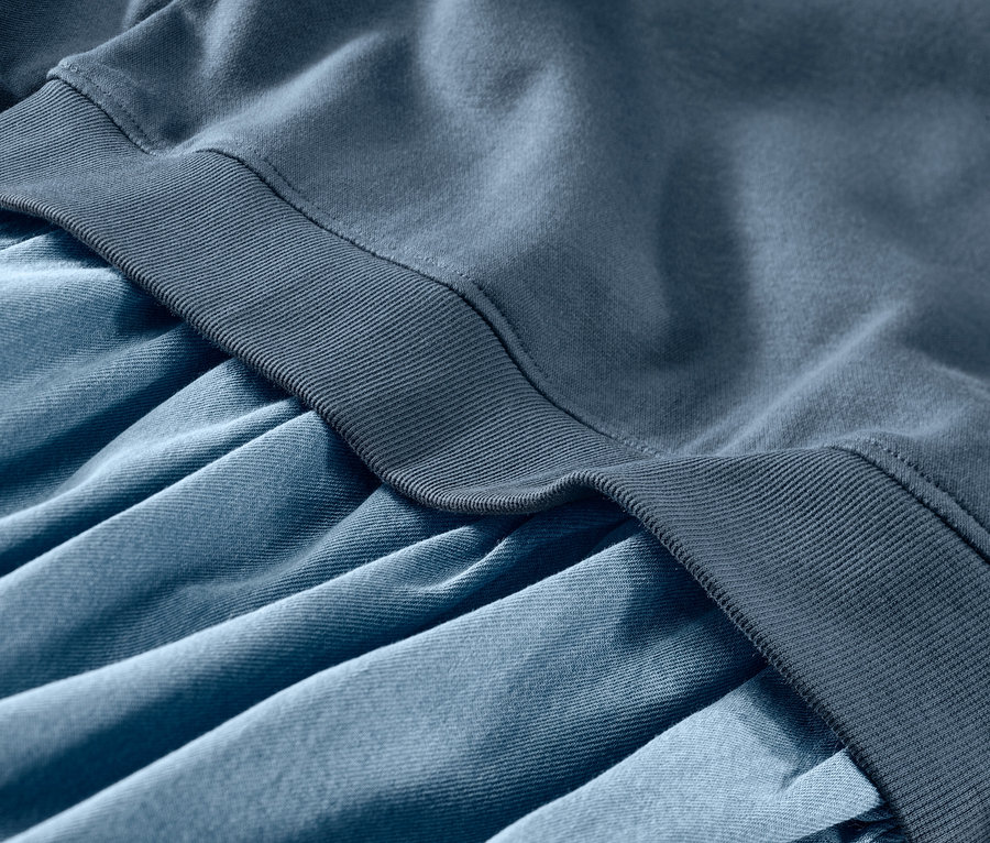 Szczegół sukienki dresowej dla dzieci.