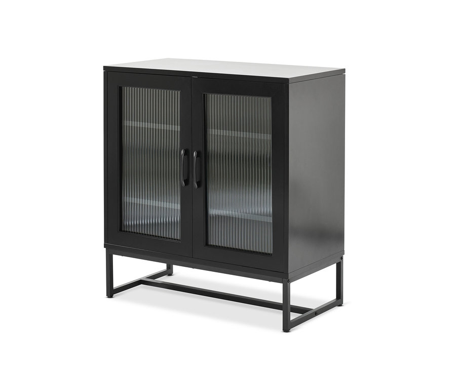 Czarna szafka typu sideboard ze szklanymi drzwiami.
