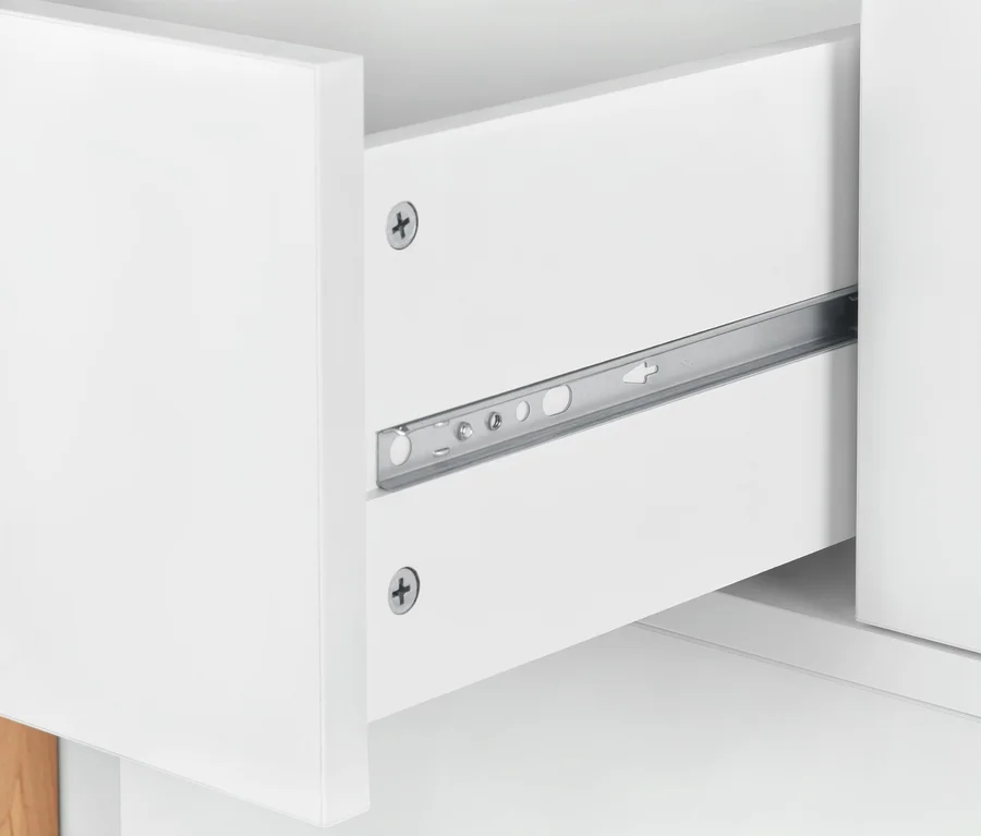 Szczegół otwartej szuflady szafki typu sideboard „Eklund” z dwiema szufladami i drzwiami przesuwnymi.