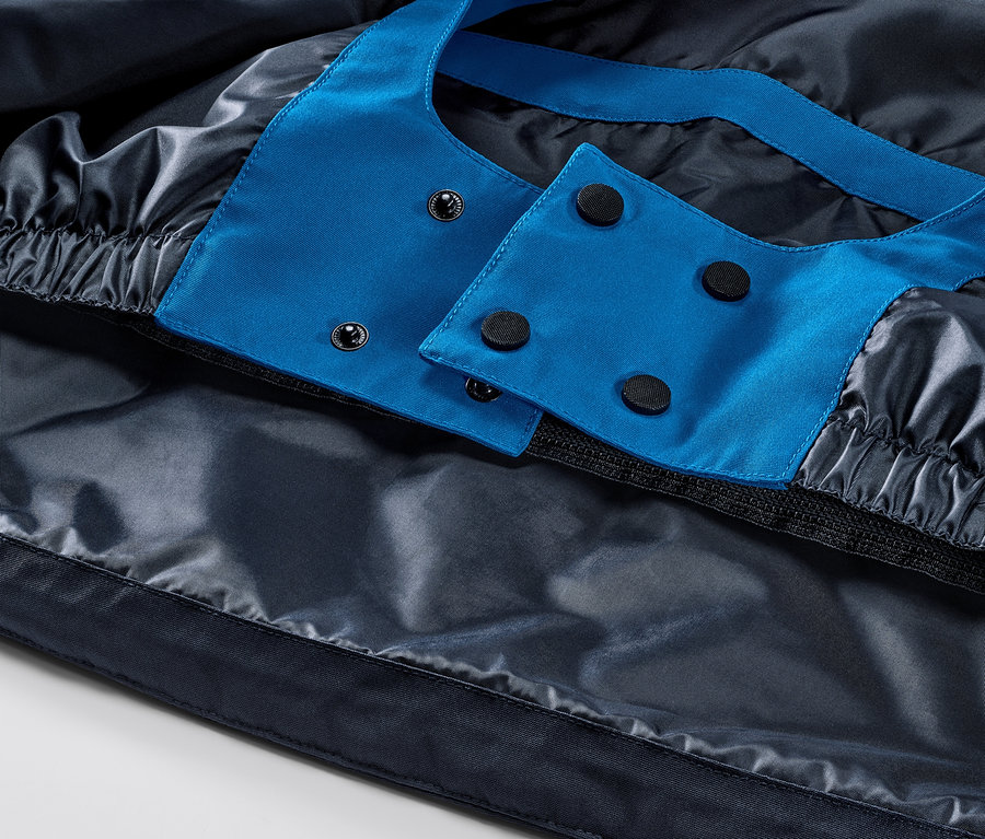 Zbliżenie na niebieską kurtkę narciarską.