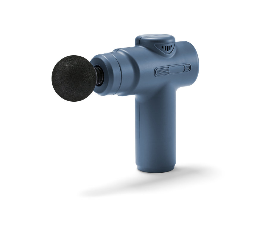 Niebieski minipistolet do masażu na białym tle.