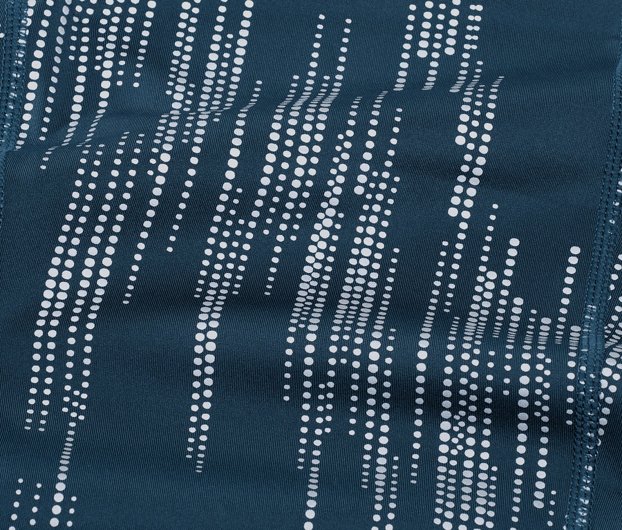 Zbliżenie na legginsy sportowe ze srebrnym odblaskowym nadrukiem.