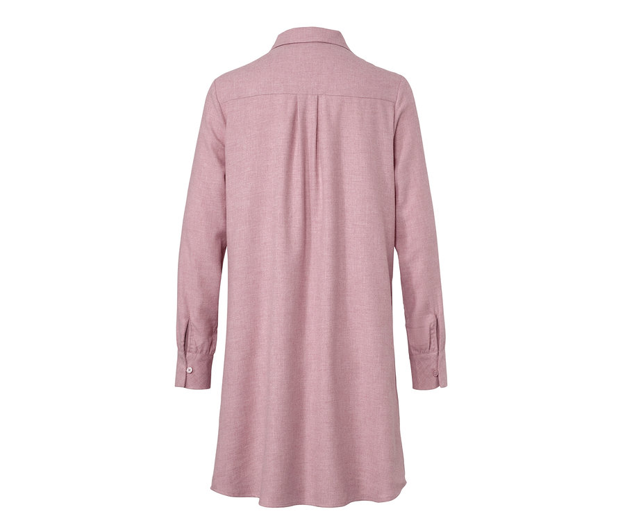 Widok z tyłu na flanelową koszulę nocną.