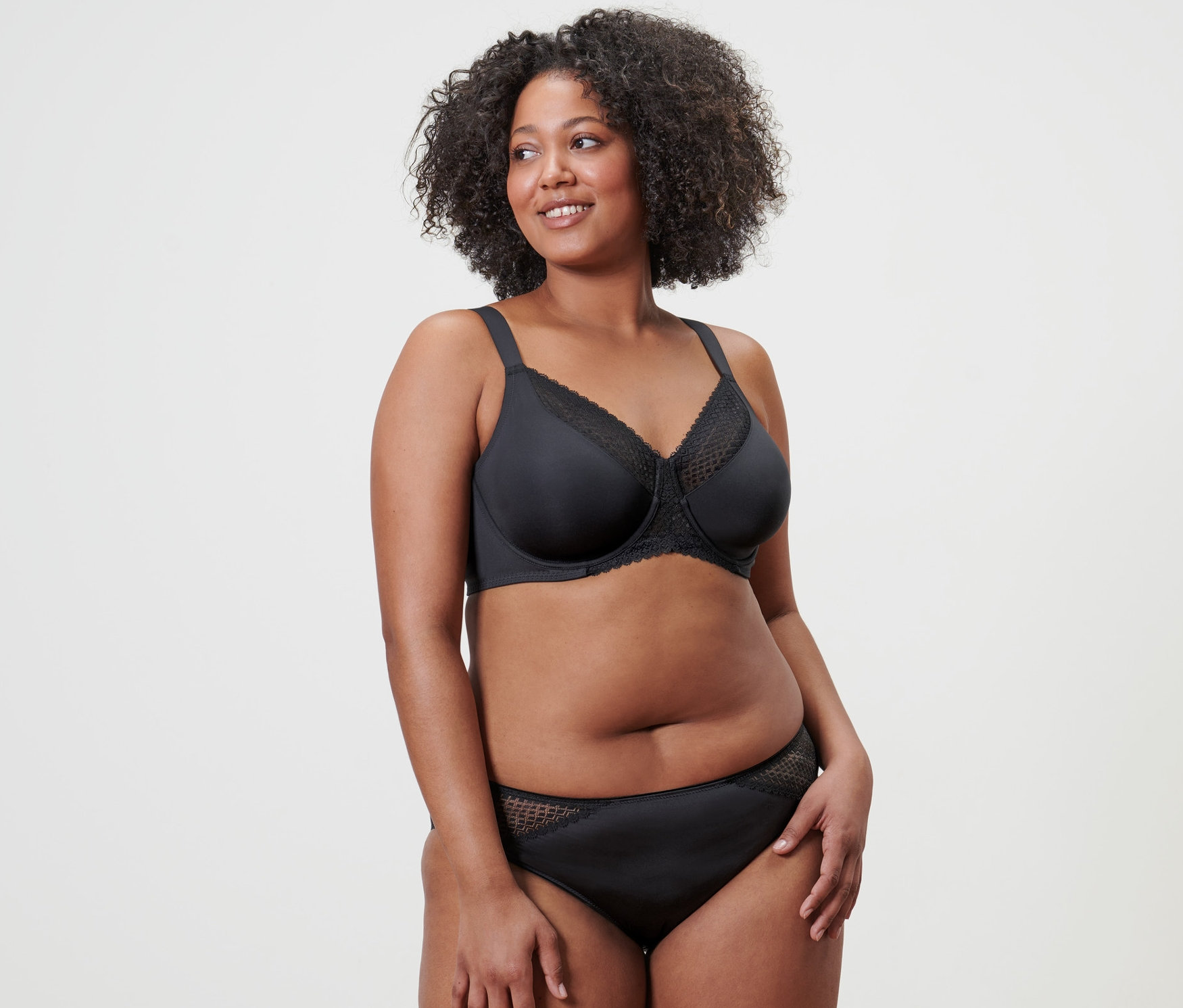 Kobieta w biustonoszu minimizer i czarnych figach (2 pary).