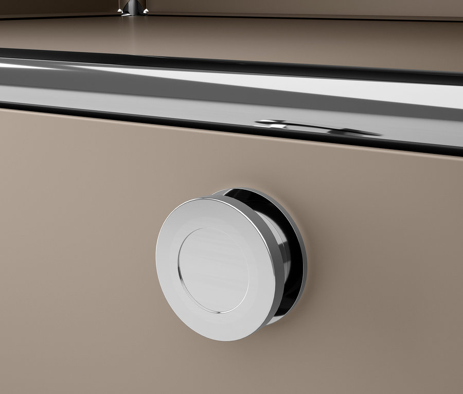 Zbliżenie na szarobeżową metalową komodę CN3 z chromowanym, okrągłym uchwytem.