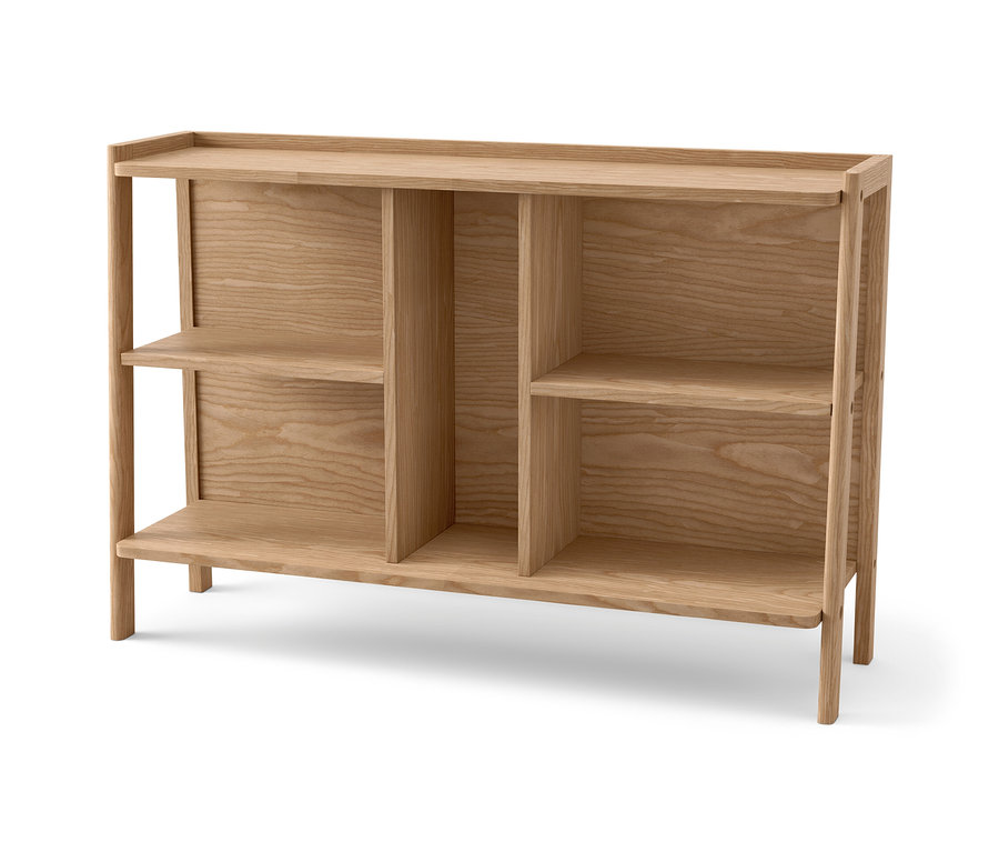 Regał z jasnego drewna z otwartymi półkami.