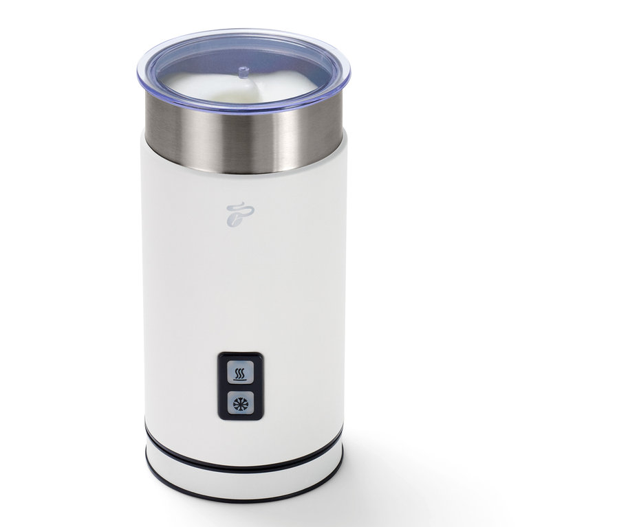 Biały elektryczny spieniacz do mleka.