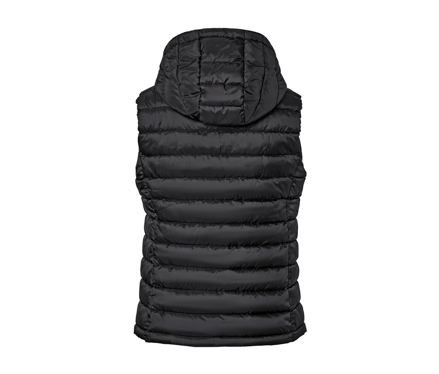 Szczegółowy widok z tyłu czarnej pikowanej kamizelki z kapturem.
