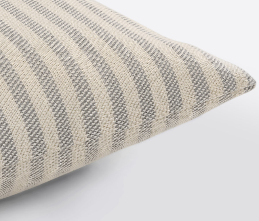 Detal poduszki ogrodowej o strukturze lnu.