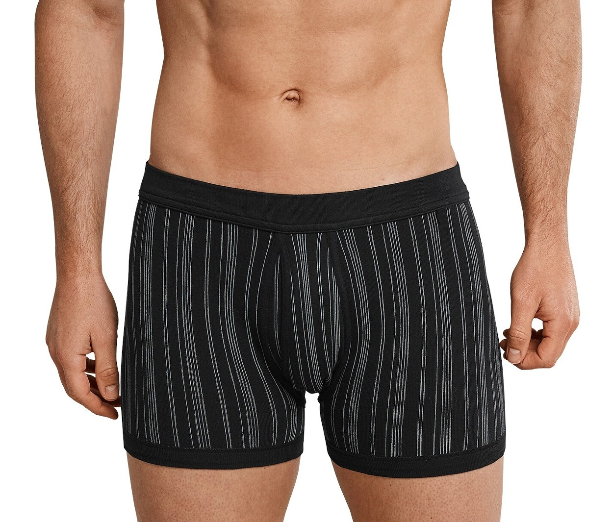 Mężczyzna z odsłoniętą górną częścią ciała ma na sobie trykotowe bokserki SCHIESSER, 2 pary, czarne.