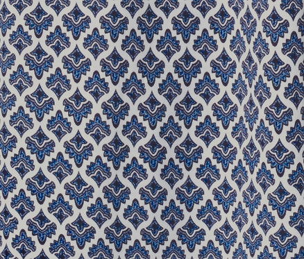 Zbliżenie na spódnicę z dżerseju z nadrukiem.