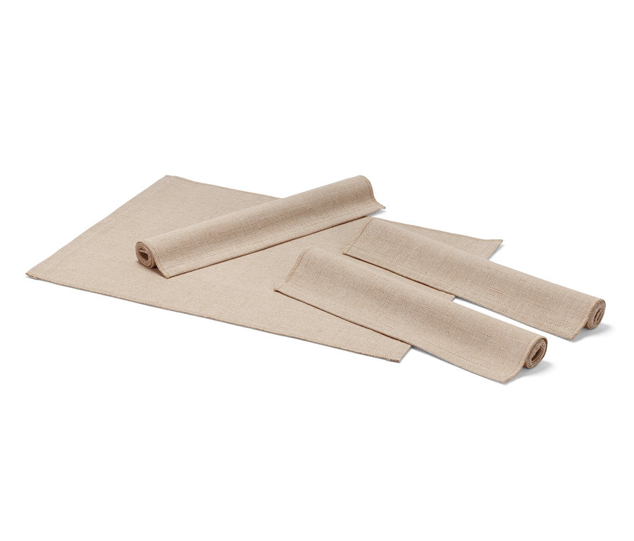 Cztery beżowe podkładki pod talerze, dwie zrolowane, leżą na białym tle.