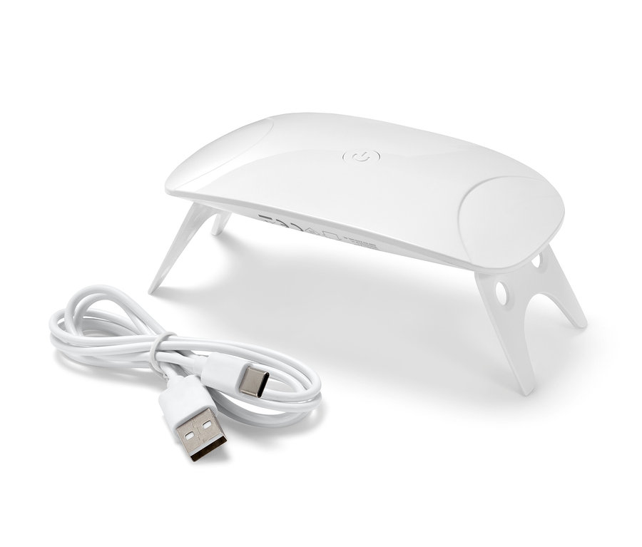 Biała lampa LED UV do paznokci i kabel ładujący na białym tle.