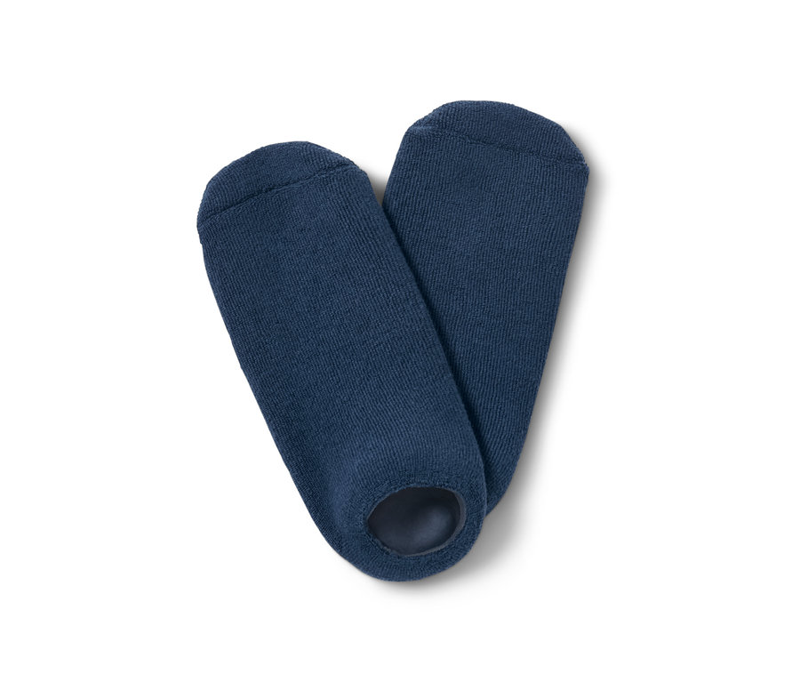 Dwie granatowe skarpetki pielęgnujące stopy leżą obok siebie na białym tle.