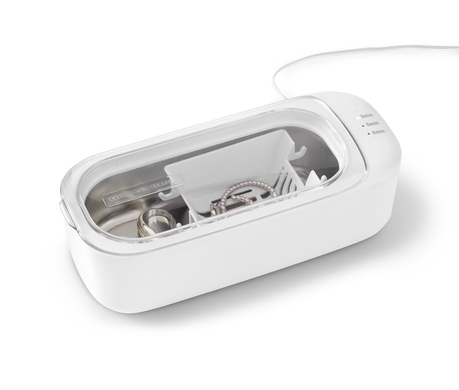 Biżuteria leży w ultradźwiękowym urządzeniu czyszczącym.