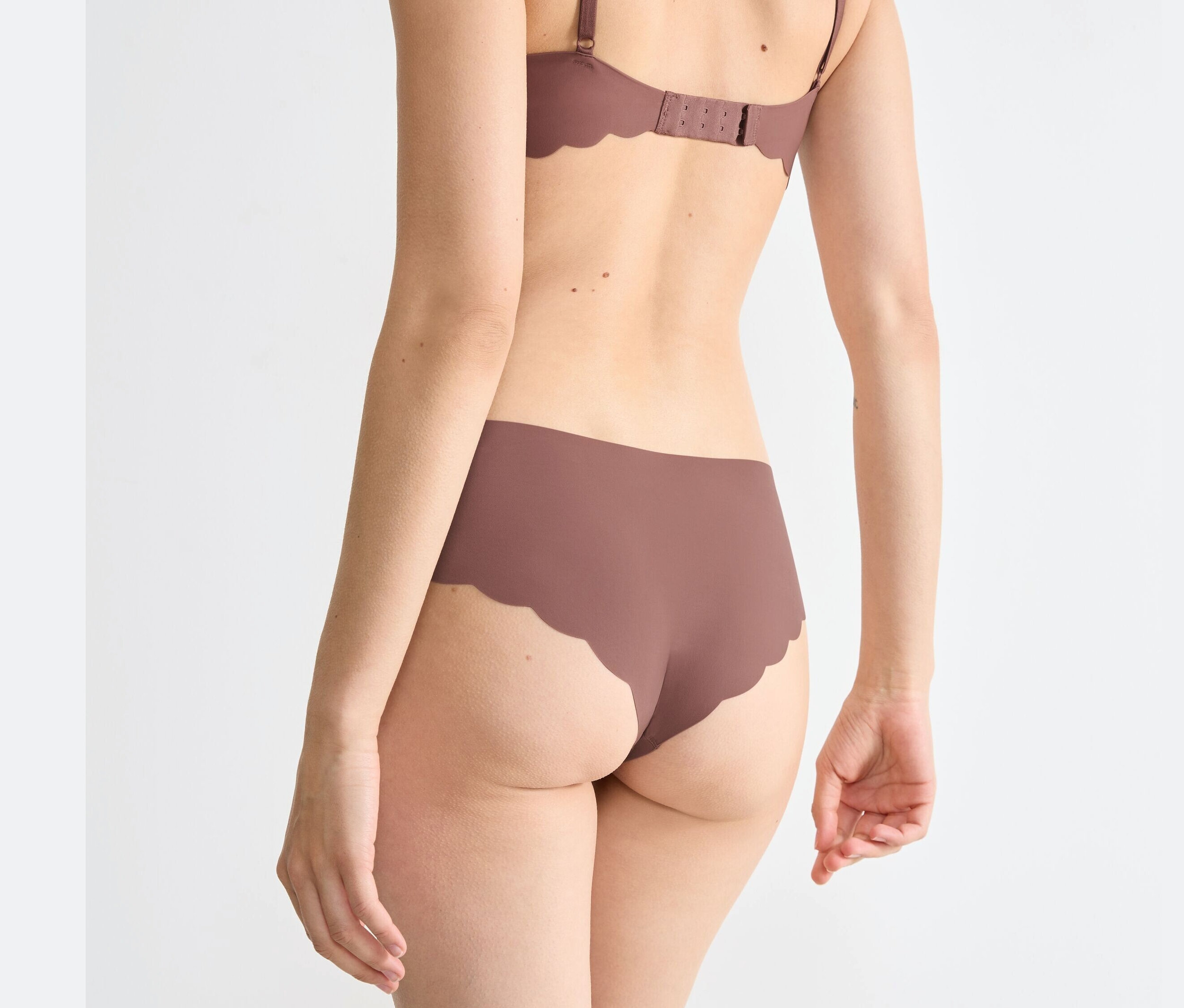 Widok z tyłu na kobietę w biustonoszu i figach typu hipster sloggi ZERO Microfibre 2.0, 2 pary.