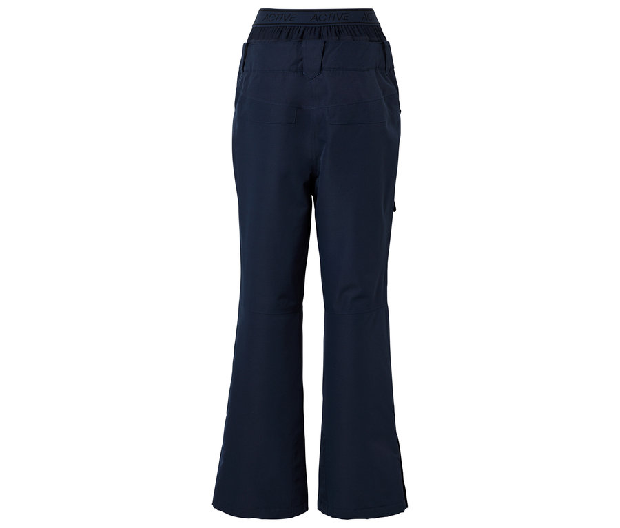 Granatowe spodnie z rozszerzanymi nogawkami, widok z tyłu.