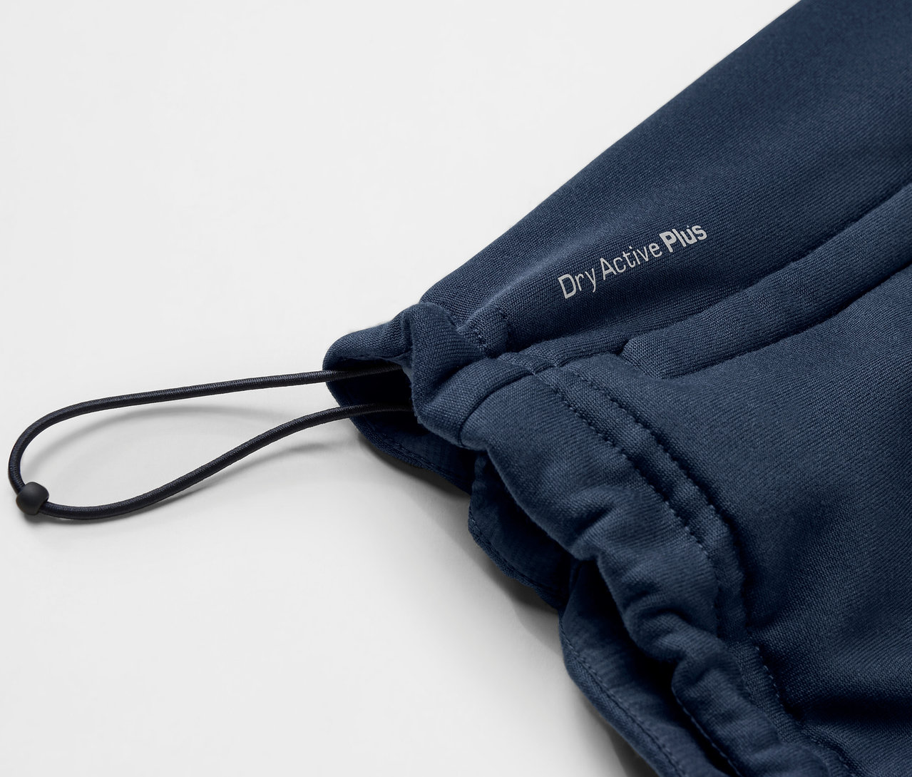 Szczegół niebieskiej kamizelki termicznej ze sznurkiem.