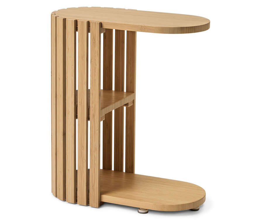 Jasnobrązowy drewniany stolik z owalnym blatem, półką i owalną podstawą.