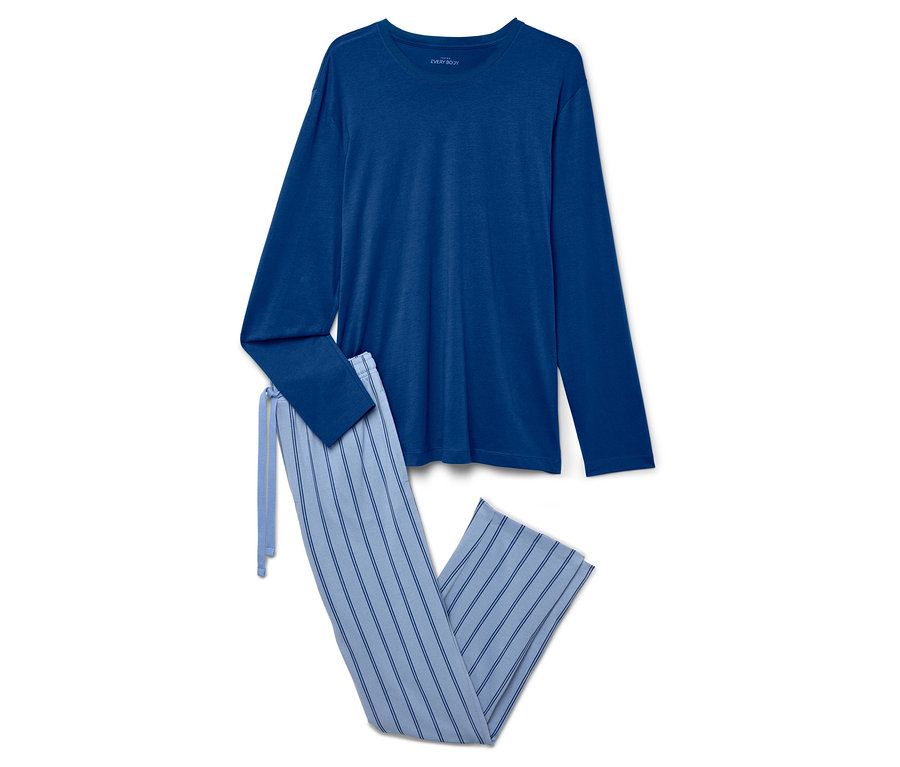 Niebieska piżama z długim rękawem i spodnie w paski leżą na białym tle.