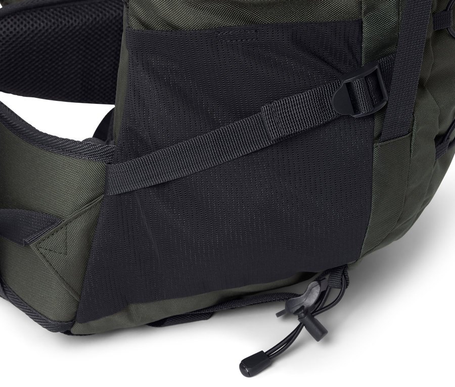 Szczegół plecaka trekkingowego 40 l z siatkową kieszenią i paskami.