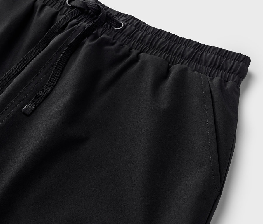 Szczegół funkcyjnej spódnico-szortów.