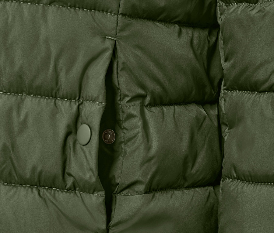Zbliżenie na zieloną kurtkę pikowaną z guzikiem