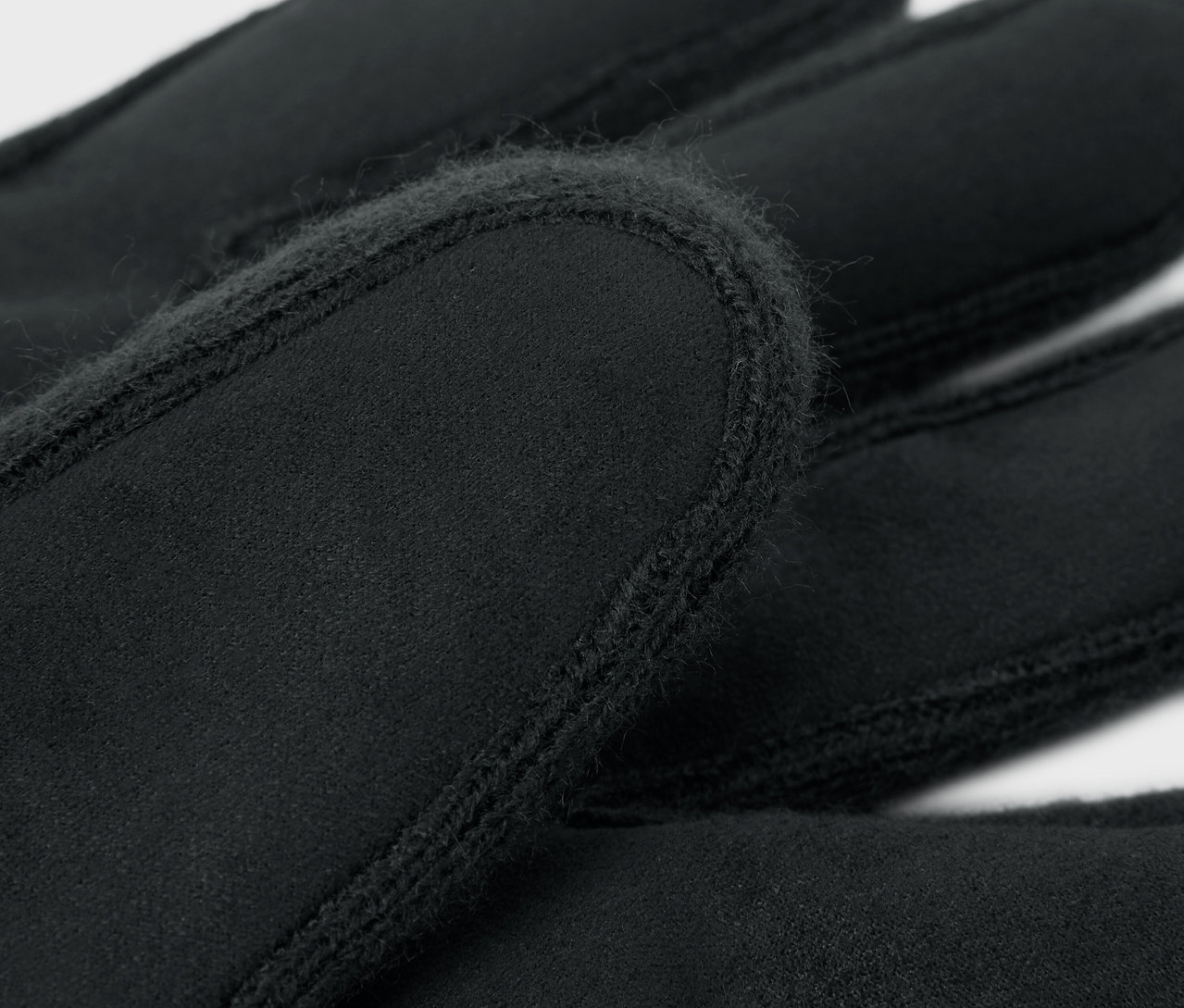 Szczegółowe ujęcie czarnych rękawic.