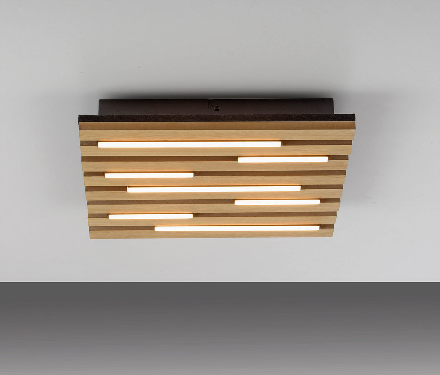 Drewniana lampa sufitowa LED z poziomymi listwami.
