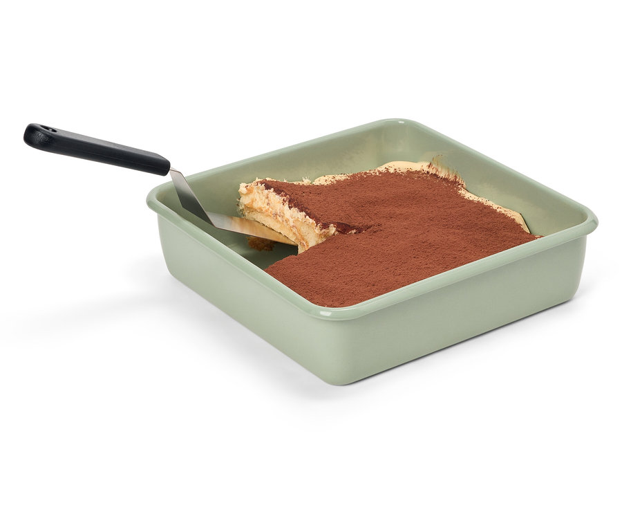 Zielona brytfanna z tiramisu i łopatką.