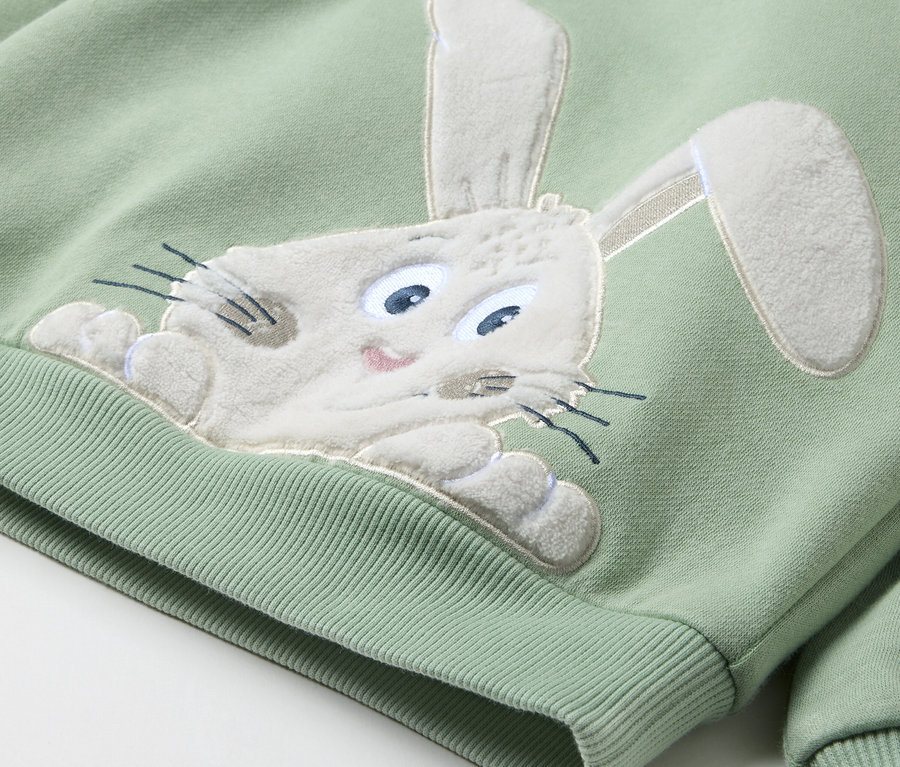 Jasnozielona bluza z naszytą głową królika.