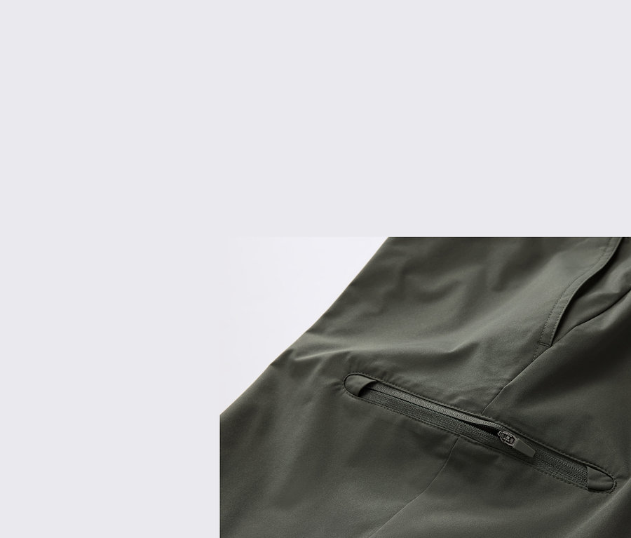 Zbliżenie na khaki spodnie funkcyjne 2 w 1 z kieszenią na zamek.