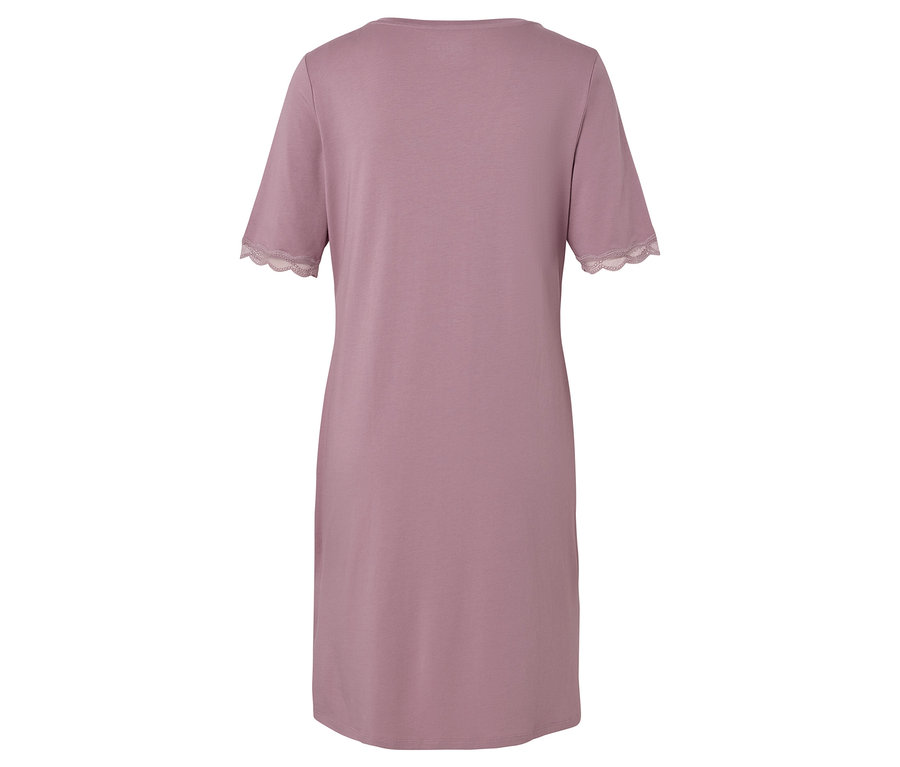 Różowa koszula nocna z krótkimi rękawami i koronką na brzegach rękawów.