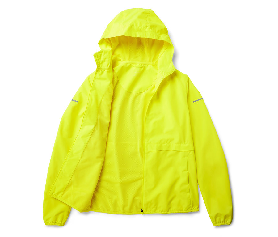 Otwarta, neonowożółta kurtka przeciwdeszczowa z kapturem leży na białym tle.
