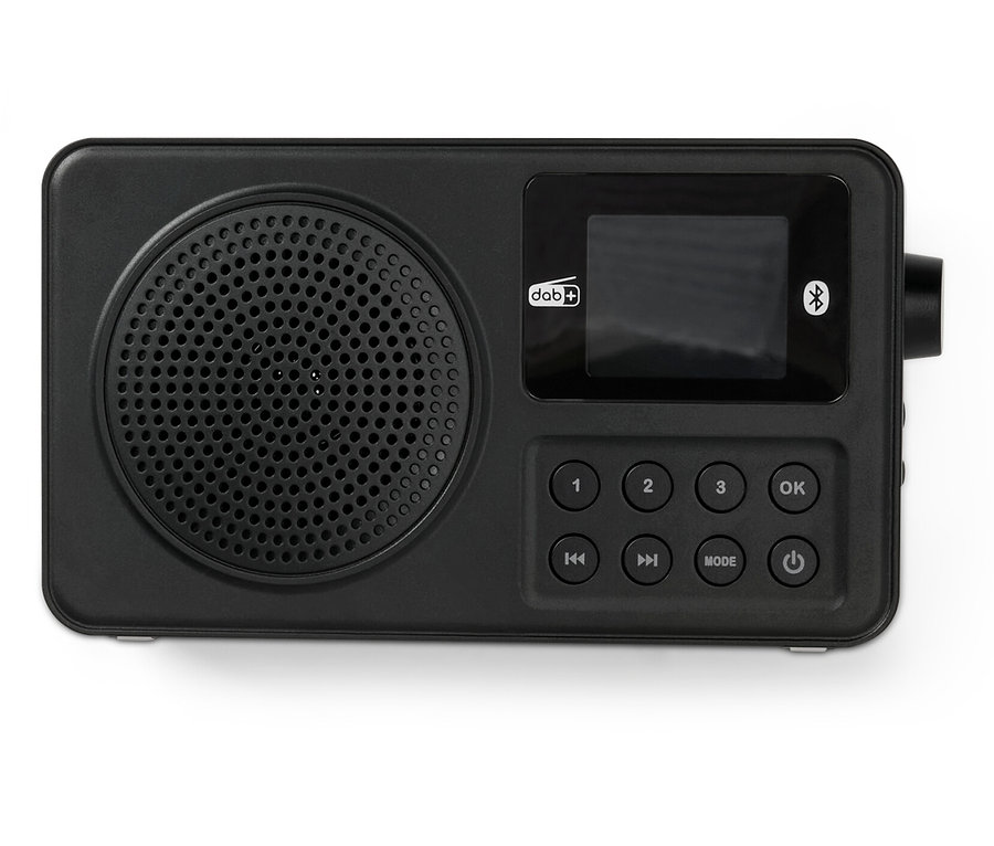 Czarne radio DAB+/FM na białym tle.