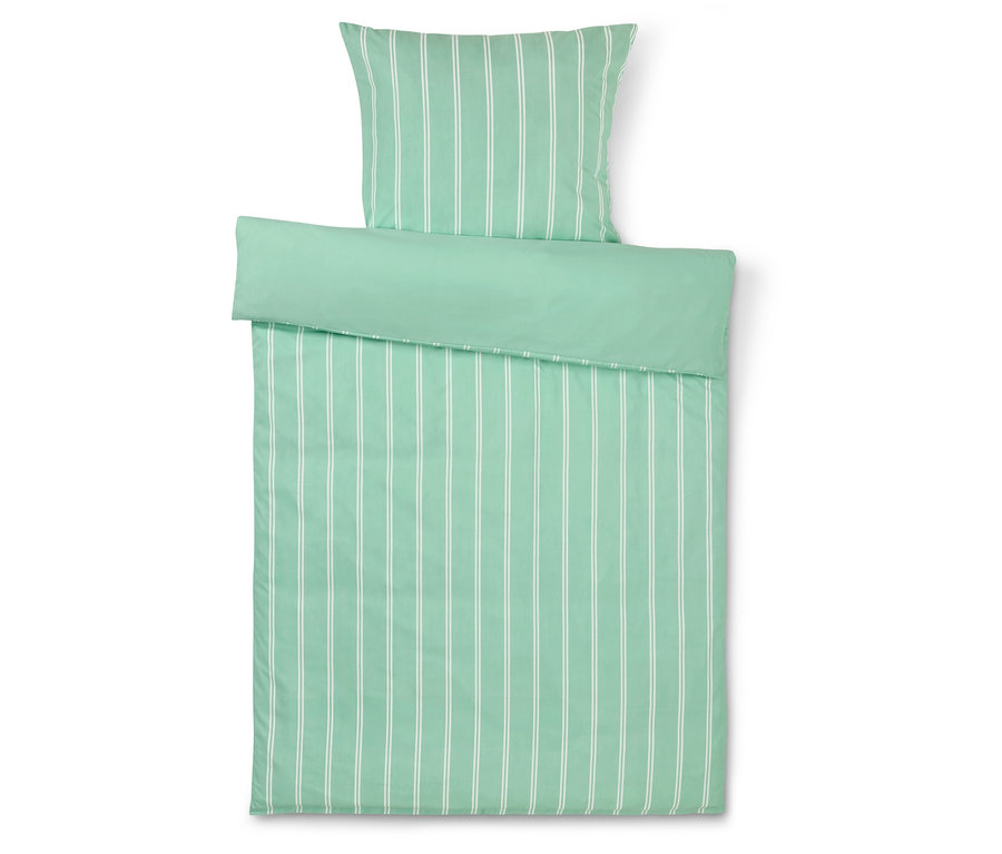 Widok z góry zestawu pościeli z poszewką na poduszkę i kołdrą w pionowe białe paski na zielonym tle.