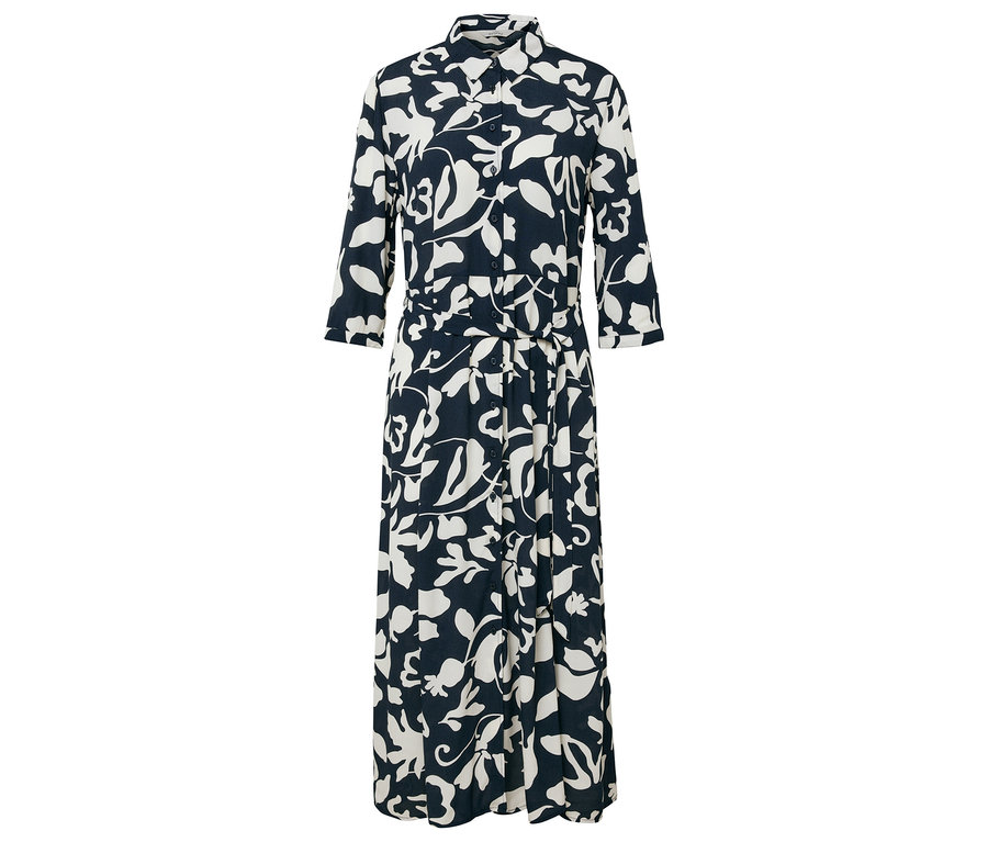 Długa sukienka koszulowa z granatowym tłem i białym kwiatowym wzorem.