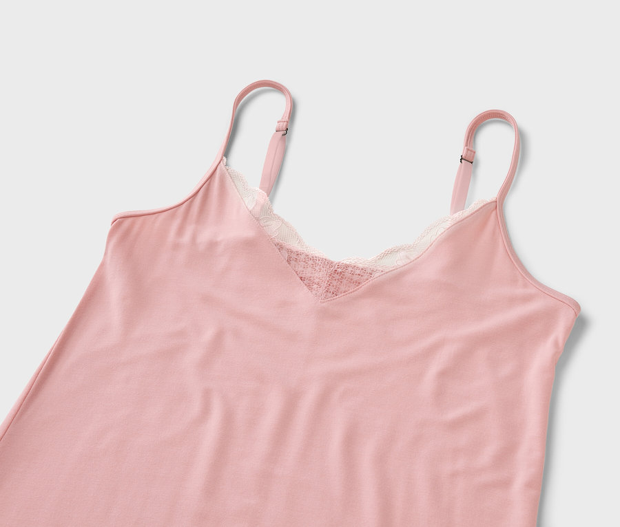 Różowa koszula nocna z koronką na białym tle.